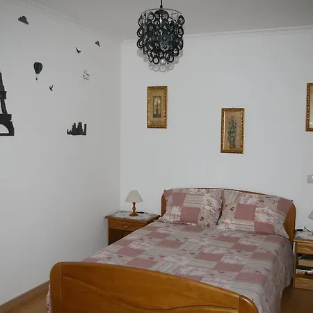 לינה וארוחת בוקר Chez Guida נאזרה